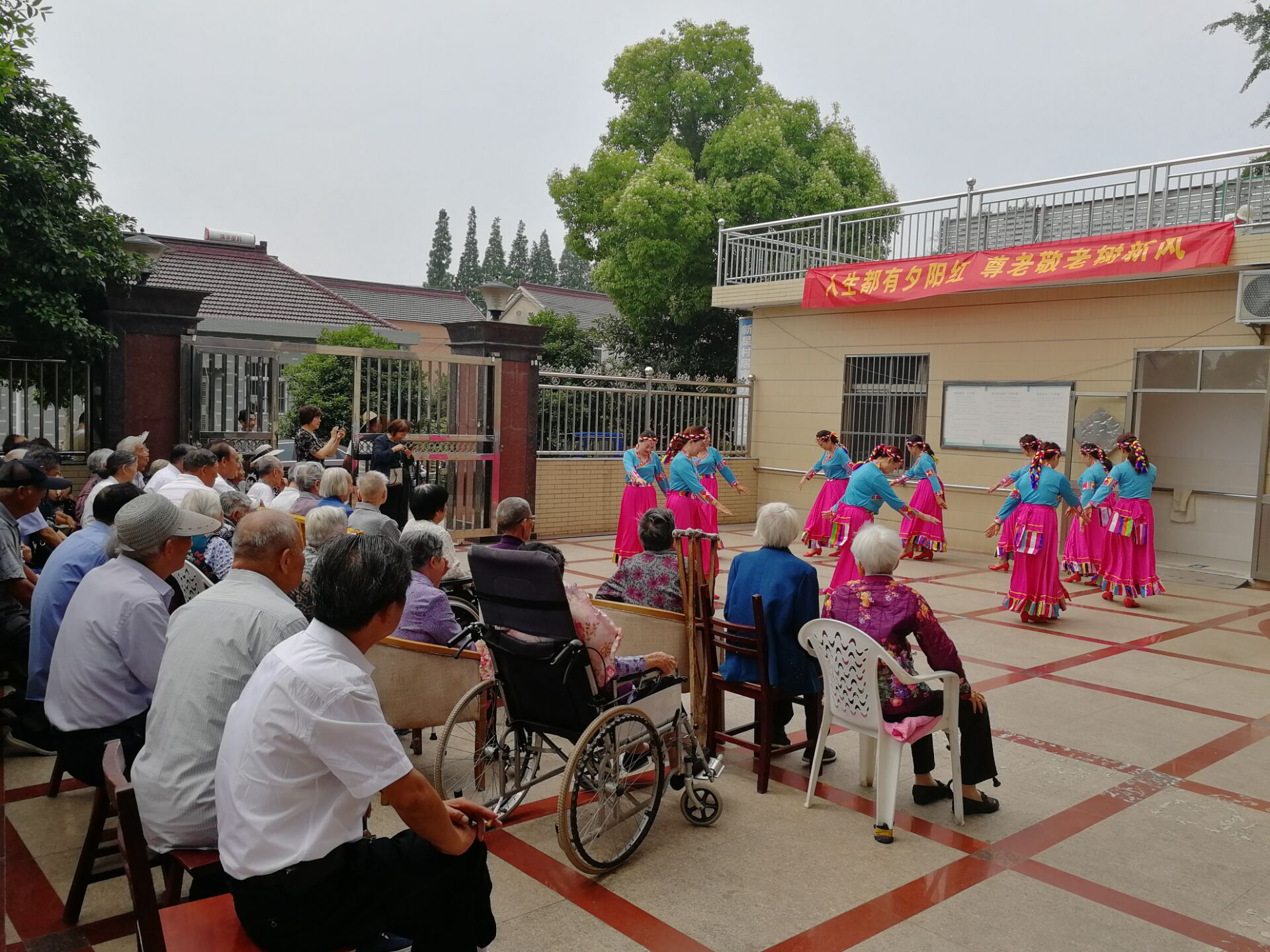 老年人观看表演.jpg